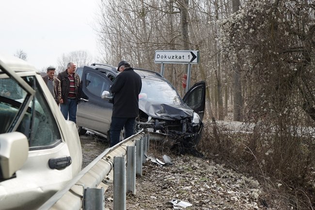 KASTAMONU’DA BİR YAKINININ CENAZESİNE KATILMAK İSTEYEN KÖY MUHTARI İLE CENAZEDEN DÖNEN VATANDAŞIN KARIŞTIĞI KAZADA, 1’İ AĞIR 3 KİŞİ YARALANDI. (VEDAT YUNUS İKİZOĞLU/KASTAMONU-İHA)