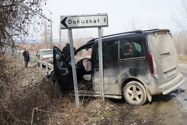KASTAMONU’DA BİR YAKINININ CENAZESİNE KATILMAK İSTEYEN KÖY MUHTARI İLE CENAZEDEN DÖNEN VATANDAŞIN KARIŞTIĞI KAZADA, 1’İ AĞIR 3 KİŞİ YARALANDI. (VEDAT YUNUS İKİZOĞLU/KASTAMONU-İHA)