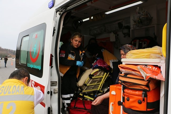 KAZADA YARALANAN ÜÇ KİŞİ AMBULANSLARLA HASTANEYE KALDIRILDI. (VEDAT KILIÇ/ZONGULDAK-İHA)