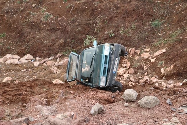 ZONGULDAK İSTANBUL KARAYOLU’NDA VİRAJI ALAMAYAN OTOMOBİL YOLDAN ÇIKIP ŞARAMPOLE UÇTU. KAZADA YARALANAN ÜÇ KİŞİ AMBULANSLARLA HASTANEYE KALDIRILDI. (VEDAT KILIÇ/ZONGULDAK-İHA)