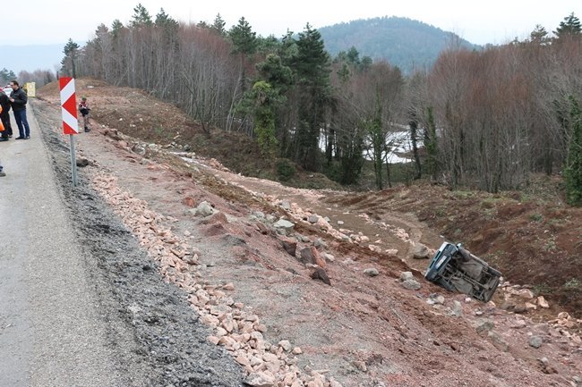ZONGULDAK-İSTANBUL KARAYOLUNDA VİRAJI ALAMAYAN OTOMOBİL ŞARAMPOLE UÇTU. (VEDAT KILIÇ/ZONGULDAK-İHA)