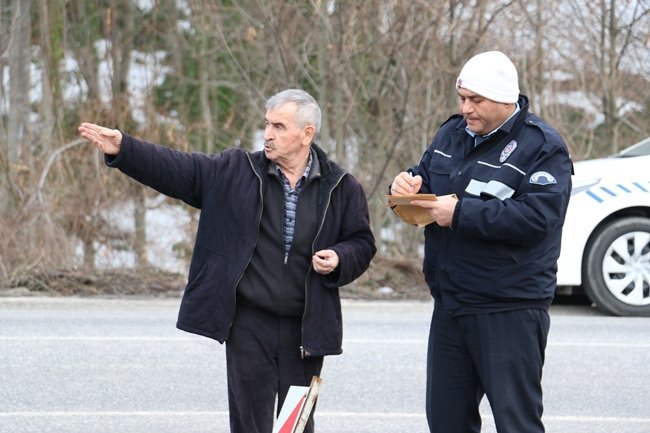ZONGULDAK İSTANBUL KARAYOLU’NDA VİRAJI ALAMAYAN OTOMOBİL YOLDAN ÇIKIP ŞARAMPOLE UÇTU. SÜRÜCÜ ERDAL ADIYAMAN VİRAJI FARK EDEMEYİNCE KAZA YAPTIĞINI SÖYLEDİ. (VEDAT KILIÇ/ZONGULDAK-İHA)