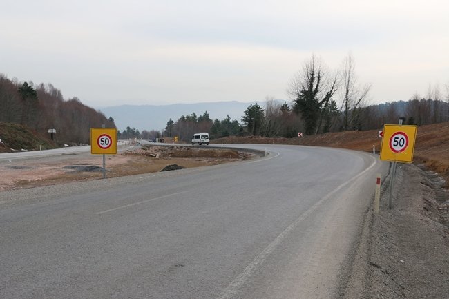 ZONGULDAK İSTANBUL KARAYOLU’NDA VİRAJI ALAMAYAN OTOMOBİL YOLDAN ÇIKIP ŞARAMPOLE UÇTU. SÜRÜCÜLER AYNI YERDE ÇOK SAYIDA KAZA YAŞANDIĞINI BELİRTEREK UYARI LEVHASI SAYISININ ARTIRILMASINI İSTEDİ. (VEDAT KILIÇ/ZONGULDAK-İHA)