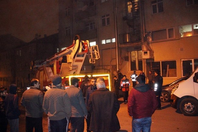 ZONGULDAK’IN EREĞLİ İLÇESİNDE ESKİ EŞİNİN EVİNE GELEN ŞAHIS, ÇOCUKLARI EVDE BULUNDUĞU SIRADA ELİNDEKİ BENZİN BİDONU İLE EVİ YAKMAYA KALKTI. ESKİ KOCA POLİSİN ÇABALARI SONUCU İKNA EDİLEREK EYLEMİNDEN VAZGEÇİRİLDİ. (VEDAT KILIÇ/ZONGULDAK-İHA)