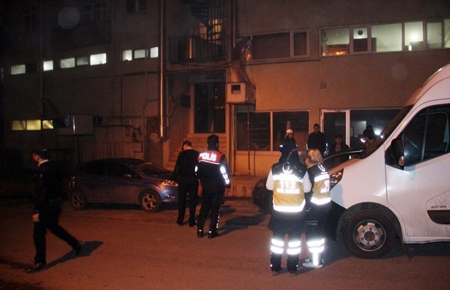 ZONGULDAK’IN EREĞLİ İLÇESİNDE ESKİ EŞİNİN EVİNE GELEN ŞAHIS, ÇOCUKLARI EVDE BULUNDUĞU SIRADA ELİNDEKİ BENZİN BİDONU İLE EVİ YAKMAYA KALKTI. ESKİ KOCA POLİSİN ÇABALARI SONUCU İKNA EDİLEREK EYLEMİNDEN VAZGEÇİRİLDİ. (VEDAT KILIÇ/ZONGULDAK-İHA)