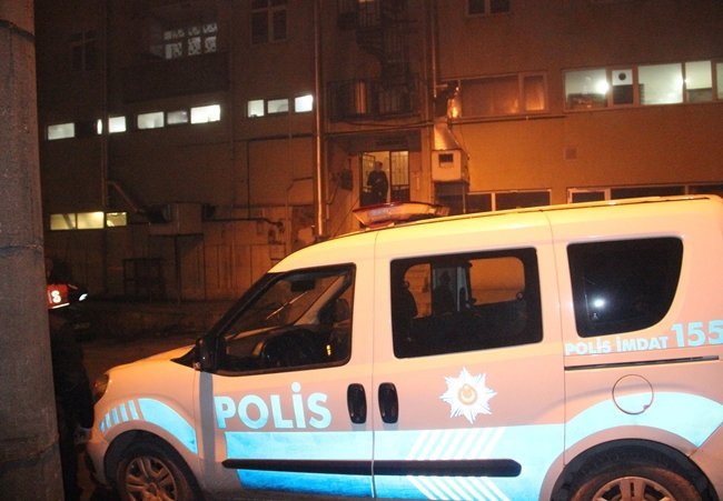 POLİS EKİPLERİ TARAFINDAN UZUN UĞRAŞLAR SONUCU İKNA EDİLEN ESKİ KOCA İFADESİ İÇİN KARAKOLA GÖTÜRÜLDÜ. (VEDAT KILIÇ/ZONGULDAK-İHA)
