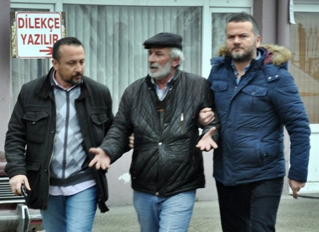 ZONGULDAK'TA EŞİ VE KIZINA KARŞI İŞLEDİĞİ SUÇLAR NEDENİYLE TUTUKSUZ YARGILANAN 56 YAŞINDAKİ YALÇIN Ç., UZAKLAŞTIRMA TALEBİNE UYMADIĞI GEREKÇESİYLE 3 GÜN HAPİS CEZASI ALDIĞINI ÖĞRENİNCE MAHKEMEDEN KAÇTI. POLİSİN PEŞİNDEN KOŞTUĞU YALÇIN Ç., TUTUKLANARAK CEZAEVİNE GÖNDERİLDİ. (ONUR ALTINDAĞ - SERTAÇ ÖZDEMİR/ZONGULDAK-İHA)