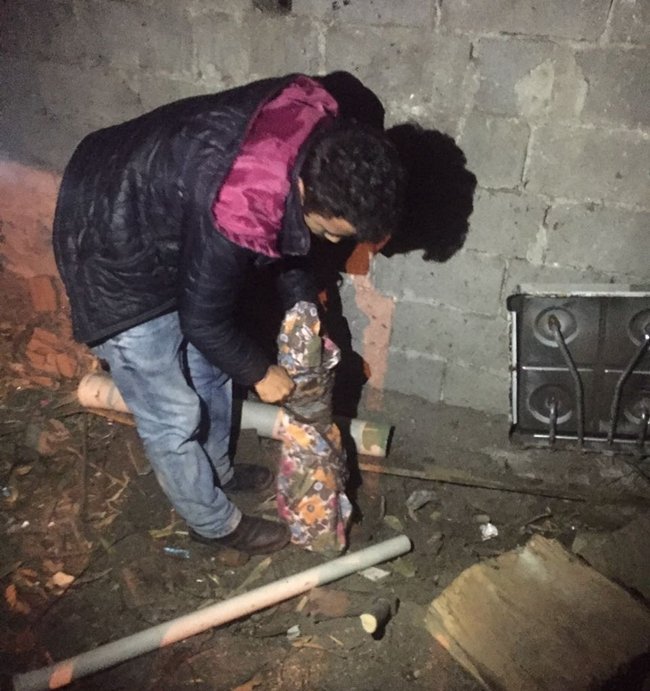 ZONGULDAK'TA BİR EVDEN HIRSIZLIK VE HAYVAN HIRSIZLIĞI İHBARINI ALAN EKİPLER GÖZALTINA ALDIKLARI 3 ŞÜPHELİYİ ADLİYEYE SEVK ETTİ. ÇALINAN AV TÜFEKLERİ İSE BİR BAĞ EVİNDE TOPRAĞA GÖMÜLMÜŞ HALE BULUNDU. (ONUR ALTINDAĞ - SERTAÇ ÖZDEMİR/ZONGULDAK-İHA)