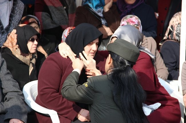 ŞEHİT UMUT AYTEKİN'İN ANNESİ ZEHRA AYTEKİN'İ KADIN ASKERLER SAKİNLEŞTİRDİ. (SAMET OĞUZHAN DOĞAN - YASİN ERDEM/KARABÜK-İHA)