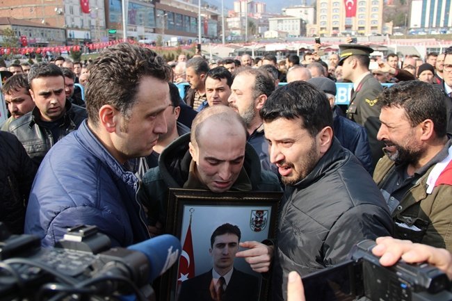 ŞEHİT UMUT AYTEKİN'İN AĞABEYİ UĞUR AYTEKİN, KARDEŞİNİN RESMİNİ ELİNDEN DÜŞÜRMEDİ. (SAMET OĞUZHAN DOĞAN - YASİN ERDEM/KARABÜK-İHA)