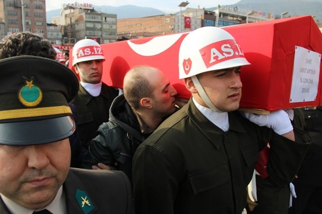 ŞEHİT UMUT AYTEKİN'İN AĞABEYİ UĞUR AYTEKİN KARDEŞİNİN TABUTUNU TAŞIDI. (SAMET OĞUZHAN DOĞAN - YASİN ERDEM/KARABÜK-İHA)