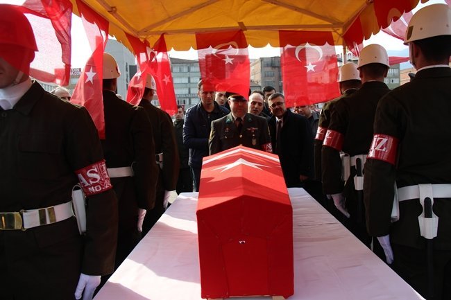 ŞEHİT UZMAN ÇAVUŞ UMUT AYTEKİN'İN TABUTUNU GÖREV ARKADAŞLARI TAŞIDI. (SAMET OĞUZHAN DOĞAN - YASİN ERDEM/KARABÜK-İHA)