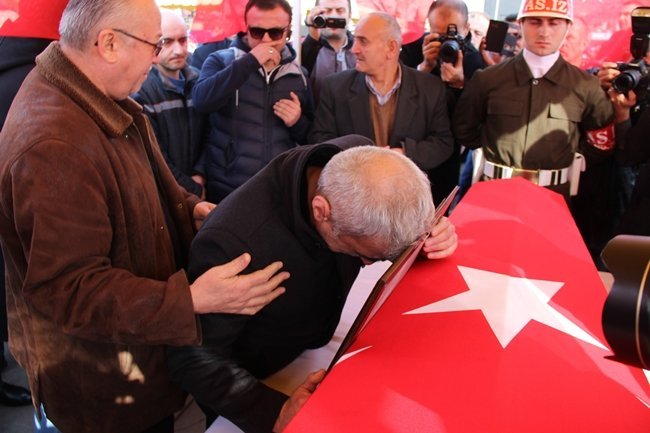 ŞEHİT UZMAN ÇAVUŞ UMUT AYTEKİN'İN BABASI HASAN AYTEKİN, OĞLUNUN TABUTUNA SARILARAK İSTEDİĞİ MAKAMA ERİŞTİĞİNİ SÖYLEDİ. (SAMET OĞUZHAN DOĞAN - YASİN ERDEM/KARABÜK-İHA)