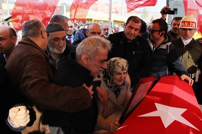 ŞEHİT UMUT AYTEKİN'İN AİLESİ SON KEZ OĞULLARINA SARILDI. (SAMET OĞUZHAN DOĞAN - YASİN ERDEM/KARABÜK-İHA)