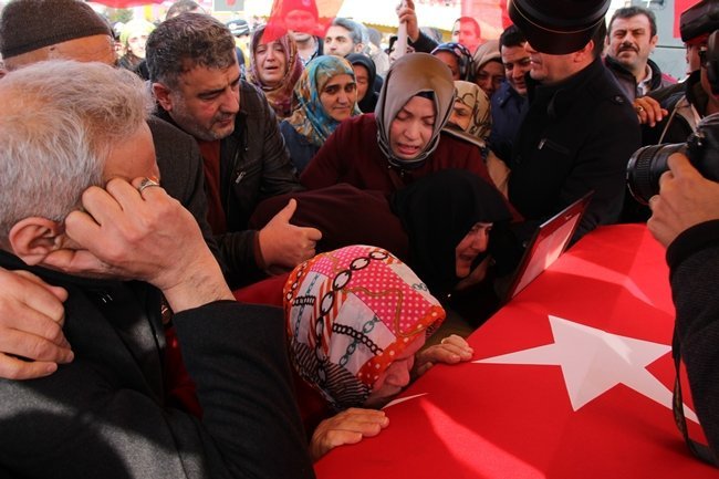ŞEHİT UMUT AYTEKİN'İN ANNESİ ZEHRA AYTEKİN, OĞLUNUN FOTOĞRAFINA BAKARAK "OĞLUMUN GÖZLERİ KIZARMIŞ" DEDİ. (SAMET OĞUZHAN DOĞAN - YASİN ERDEM/KARABÜK-İHA)