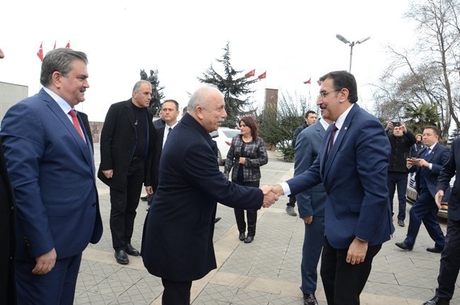 GÜMRÜK VE TİCARET BAKANI BÜLENT TÜFENKCİ, ZONGULDAK VALİLİĞİNİ ZİYARET ETTİ. VALİ ALİ KABAN VE PROTOKOL ÜYELERİ TARAFINDAN VALİLİK BİNASI ÖNÜNDE KARŞILANAN BAKAN BÜLENT TÜFENKCİ, VALİLİK ŞEREF DEFTERİNİ İMZALADIKTAN SONRA VALİ ALİ KABAN’I MAKAMINDA ZİYARET ETTİ. (ONUR ALTINDAĞ - SERTAÇ ÖZDEMİR/ZONGULDAK-İHA)