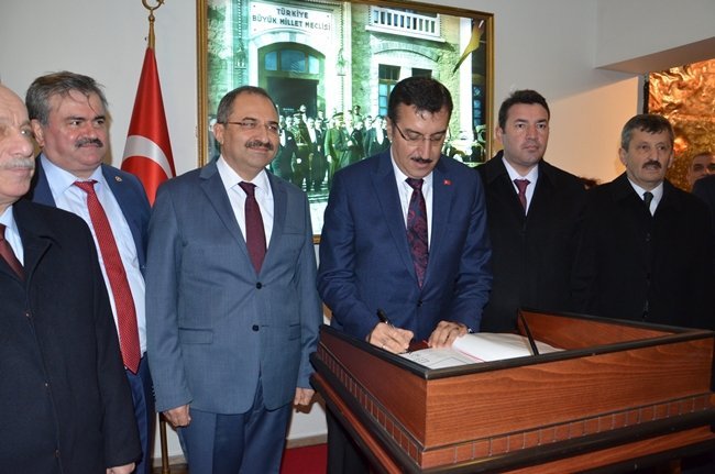 GÜMRÜK VE TİCARET BAKANI BÜLENT TÜFENKCİ, ZONGULDAK VALİLİĞİNİ ZİYARET ETTİ. VALİ ALİ KABAN VE PROTOKOL ÜYELERİ TARAFINDAN VALİLİK BİNASI ÖNÜNDE KARŞILANAN BAKAN BÜLENT TÜFENKCİ, VALİLİK ŞEREF DEFTERİNİ İMZALADIKTAN SONRA VALİ ALİ KABAN’I MAKAMINDA ZİYARET ETTİ. (ONUR ALTINDAĞ - SERTAÇ ÖZDEMİR/ZONGULDAK-İHA)