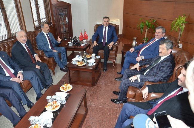 GÜMRÜK VE TİCARET BAKANI BÜLENT TÜFENKCİ, ZONGULDAK VALİLİĞİNİ ZİYARET ETTİ. VALİ ALİ KABAN VE PROTOKOL ÜYELERİ TARAFINDAN VALİLİK BİNASI ÖNÜNDE KARŞILANAN BAKAN BÜLENT TÜFENKCİ, VALİLİK ŞEREF DEFTERİNİ İMZALADIKTAN SONRA VALİ ALİ KABAN’I MAKAMINDA ZİYARET ETTİ. (ONUR ALTINDAĞ - SERTAÇ ÖZDEMİR/ZONGULDAK-İHA)