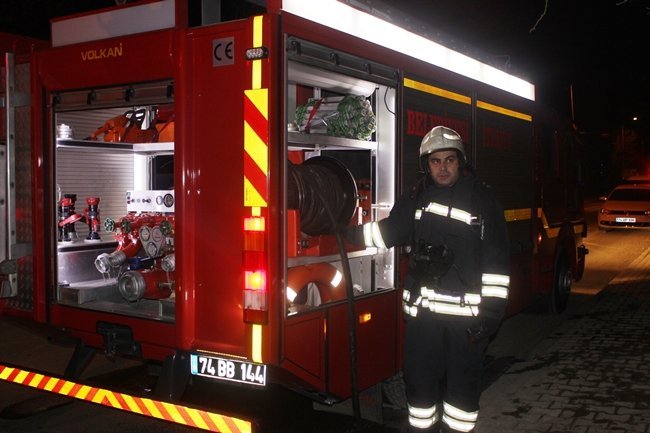 BARTIN'DA 2 KATLI BİR EVDE YANGIN ÇIKTI. YANGINA İTFAİYE EKİPLERİ MÜDAHALE ETTİ. (MUSTAFA KURT/BARTIN-İHA)