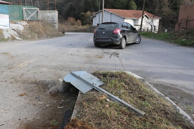 ZONGULDAK'IN EREĞLİ İLÇESİNDE YOLDAN ÇIKAN OTOMOBİL REFÜJE ÇIKARAK DURABİLDİ. KAZADA 2 KİŞİ YARALANDI. (ERTUĞRUL YÜKSEL - VEDAT KILIÇ/ZONGULDAK-İHA)
