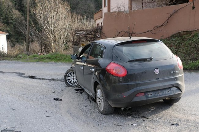 ZONGULDAK'IN EREĞLİ İLÇESİNDE YOLDAN ÇIKAN OTOMOBİL REFÜJE ÇIKARAK DURABİLDİ. KAZADA 2 KİŞİ YARALANDI. (ERTUĞRUL YÜKSEL - VEDAT KILIÇ/ZONGULDAK-İHA)