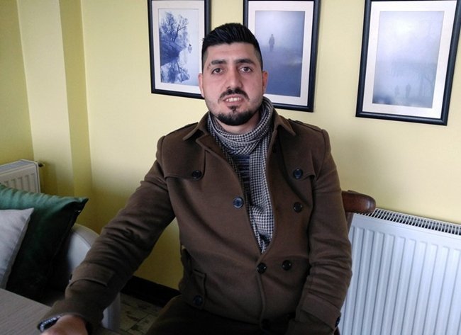 YANGINDA BÜYÜK ZARARA UĞRADIĞINI BELİRTEN TANJU KORKMAZ, "YAŞAM STANDARTLARIM AŞAĞIYA DÜŞTÜ, BARAKA GİBİ BİR EVDE YAŞIYORUM. EŞYALARIM YANDI VE 25 BİN TL ZARARA UĞRADIM. AMA BUNUN ALTINDAN KALKACAK GÜCE SAHİBİM. KİMSEDEN BİR BEKLENTİM YOK. YAŞADIĞIM OLAY VE SÜREÇTE GÜÇLÜ DURMAMA RAĞMEN KARŞIMDAKİ İNSANIN ZAYIF DURMASI VE DİK DURAMAMASI YÜZÜNDEN BİTTİ" DEDİ. (MUSTAFA KURT/BARTIN-İHA)