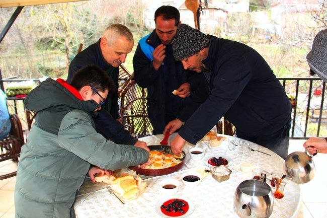 İSMET KOÇ, MİSAFİRLERİNE TAVADA PİŞİRDİĞİ YUMURTALARDAN İKRAM ETTİ. (VEDAT KILIÇ/ZONGULDAK-İHA)
