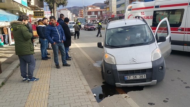 ZONGULDAK'IN EREĞLİ İLÇESİNDE LASTİĞİ PATLAYAN HAFİF TİCARİ ARACIN SÜRÜCÜSÜ, DİREKSİYON HAKİMİYETİNİ KAYBEDEREK PARK HALİNDEKİ OTOMOBİLE ÇARPTI. KAZADA SÜRÜCÜ, EŞİ VE İKİ ÇOCUĞU YARALANDI. (VEDAT KILIÇ/ZONGULDAK-İHA)
