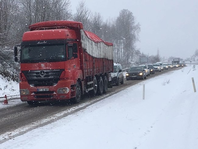 KAZA SONRASI UZUN ARAÇ KUYRUKLARI OLUŞTU. (SERTAÇ ÖZDEMİR - VEDAT KILIÇ/ZONGULDAK-İHA)