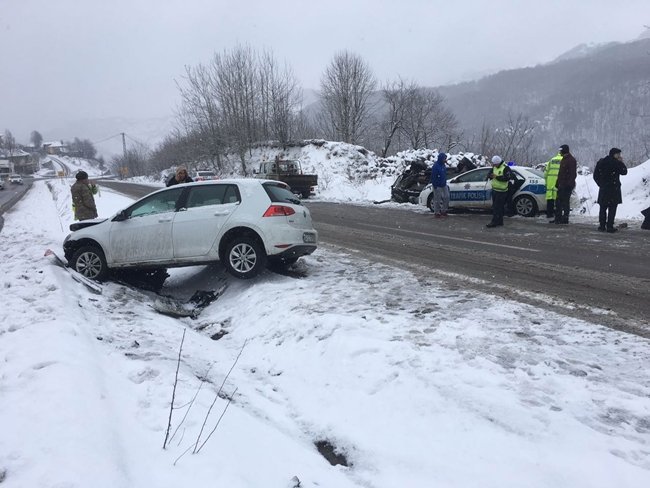 ZONGULDAK-İSTANBUL KARAYOLUNDA SABAH SAATLERİNDE MEYDANA GELEN MADDİ HASARLI KAZAYA MÜDAHALE EDEN TRAFİK POLİSLERİNİN ARACINA KARLI YOLDA KAYAN BAŞKA BİR ARAÇ ÇARPTI. KAZADA YARALANAN BİR POLİS MEMURU HASTANEYE KALDIRILDI. (SERTAÇ ÖZDEMİR - VEDAT KILIÇ/ZONGULDAK-İHA)