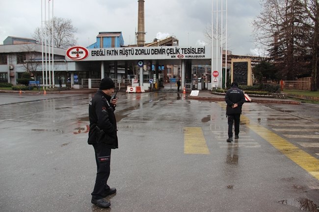 ZONGULDAK'IN EREĞLİ İLÇESİNDE FAALİYET GÖSTEREN EREĞLİ DEMİR VE ÇELİK FABRİKALARI T.A.Ş.’DE (ERDEMİR) MEYDANA GELEN İŞ KAZASINDA KAFASINA METAL PARÇA DÜŞEN İŞÇİ HAYATINI KAYBETTİ. (VEDAT KILIÇ/ZONGULDAK-İHA)
