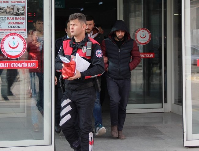 DAHA ÖNCE SEVGİLİSİNDEN AYRILAN VE ÖZÜR DİLEMEK İÇİN 14 ŞUBAT SEVGİLİLER GÜNÜ FIRSAT BİLEN BİR GENÇ TOKAT’TAN KARABÜK’E GELDİĞİNDE HAYATININ ŞOKUNU YAŞADI. SEVGİLİSİNİN BAŞKA BİRİYLE SÖZLENDİĞİNİ ÖĞRENEN ŞAHIS, ESKİ KIZ ARKADAŞININ EVİNİN KARŞISINDA BULUNAN KBÜ EĞİTİM VE ARAŞTIRMA HASTANESİNİN ÇATISINA ÇIKARAK İNTİHAR GİRİŞİMİNDE BULUNDU. (YASİN ERDEM/KARABÜK-İHA)