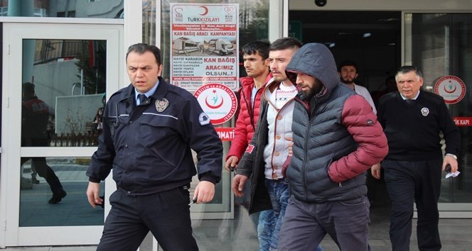 SEVGİLİSİNİN BAŞKA BİRİYLE SÖZLENDİĞİNİ ÖĞRENEN ŞAHIS, ESKİ KIZ ARKADAŞININ EVİNİN KARŞISINDA BULUNAN KBÜ EĞİTİM VE ARAŞTIRMA HASTANESİNİN ÇATISINA ÇIKARAK İNTİHAR GİRİŞİMİNDE BULUNDU. (YASİN ERDEM/KARABÜK-İHA)