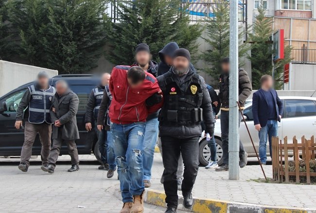 KARABÜK MERKEZLİ 3 İLDE DÜZENLENEN UYUŞTURUCU OPERASYONUNDA 11 KİŞİ GÖZALTINA ALINDI. (YASİN ERDEM/KARABÜK-İHA)