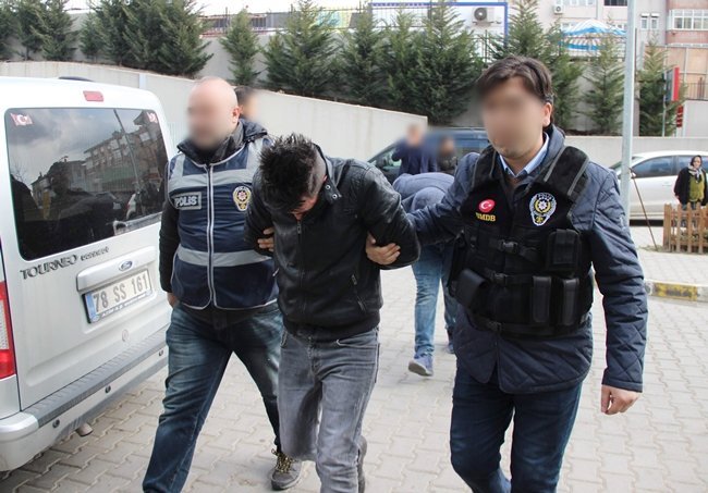 KARABÜK MERKEZLİ 3 İLDE DÜZENLENEN UYUŞTURUCU OPERASYONUNDA 11 KİŞİ GÖZALTINA ALINDI. (YASİN ERDEM/KARABÜK-İHA)