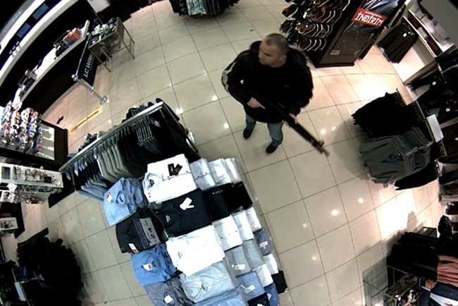 ZONGULDAK'IN EREĞLİ İLÇESİNDE BİR KİŞİNİN AV TÜFEĞİYLE MAĞAZAYI BASMA ANI GÜVENLİK KAMERALARI TARAFINDAN KAYDEDİLDİ. (VEDAT KILIÇ/ZONGULDAK-İHA)