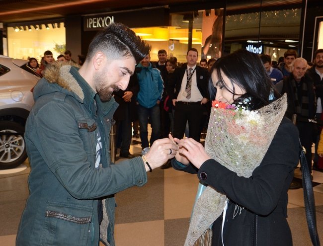 DANS GÖSTERİSİNİN SONUNDA SAHNEYE ÇIKAN 27 YAŞINDAKİ ÖNDER POLAT, 2 YILDIR BİRLİKTELİK YAŞADIĞI 26 YAŞINDAKİ BAHAR AKBULUT’A EVLİLİK TEKLİF ETTİ. (SERTAÇ ÖZDEMİR/ZONGULDAK-İHA)