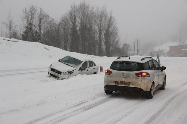 ZONGULDAK-İSTANBUL YOLUNUN EREĞLİ KESİMİNDE AKŞAM SAATLERİNDE ETKİLİ OLAN KAR YAĞIŞI, ULAŞIMI AKSATTI. KISA SÜREDE ETKİLİ OLAN KAR NEDENİYLE BAZI ARAÇLAR YOLDA KALDI. (SERTAÇ ÖZDEMİR/ZONGULDAK-İHA)