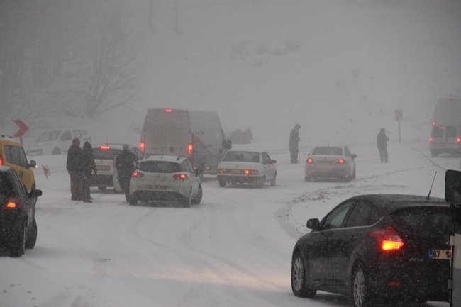 ZONGULDAK-İSTANBUL YOLUNUN EREĞLİ KESİMİNDE AKŞAM SAATLERİNDE ETKİLİ OLAN KAR YAĞIŞI, ULAŞIMI AKSATTI. KISA SÜREDE ETKİLİ OLAN KAR NEDENİYLE BAZI ARAÇLAR YOLDA KALDI. (SERTAÇ ÖZDEMİR/ZONGULDAK-İHA)