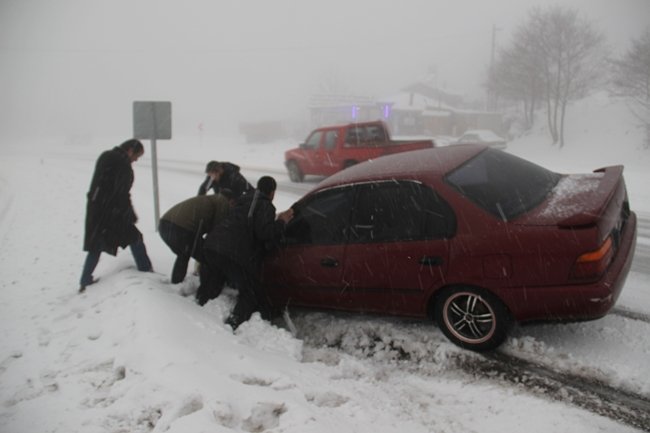 VATANDAŞLAR KARA SAPLANAN ARAÇLARI KURTARMAK İÇİN BÜYÜK ÇABA YAŞADI. (SERTAÇ ÖZDEMİR/ZONGULDAK-İHA)