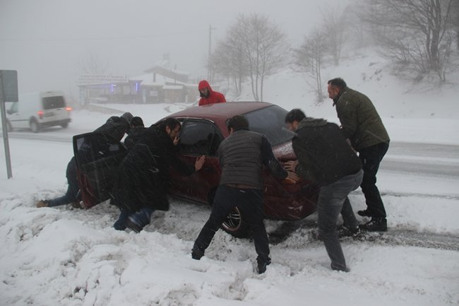 VATANDAŞLAR KARA SAPLANAN ARAÇLARI KURTARMAK İÇİN BÜYÜK ÇABA YAŞADI. (SERTAÇ ÖZDEMİR/ZONGULDAK-İHA)