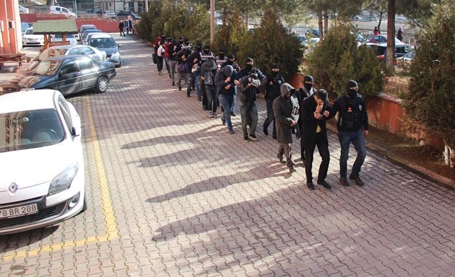 KARABÜK MERKEZLİ 3 İLDE DÜZENLENEN UYUŞTURUCU OPERASYONUNDA GÖZALTINA ALINAN 11 KİŞİ ADLİYEYE SEVK EDİLDİ. (YASİN ERDEM/KARABÜK-İHA)