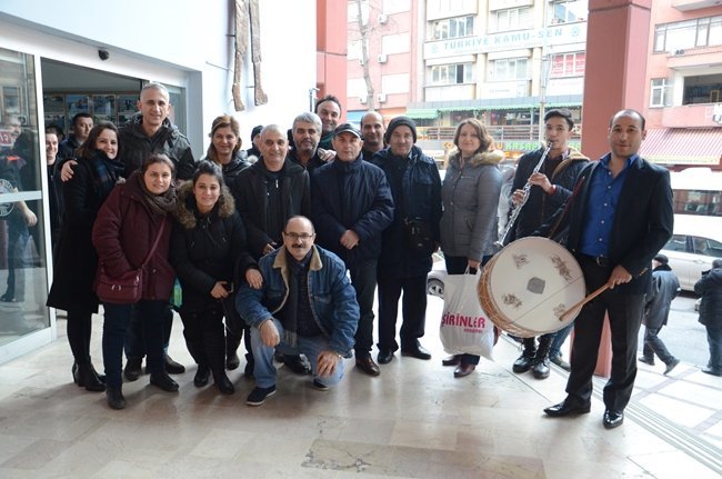 ZONGULDAK BELEDİYESİNDE 30 YILDIR VEZNE DE GÖREVLİ OLAN SELMAN HENDEM, EMEKLİ OLUŞUNU DAVUL ZURNA İLE KUTLADI. (SERTAÇ ÖZDEMİR/ZONGULDAK-İHA)