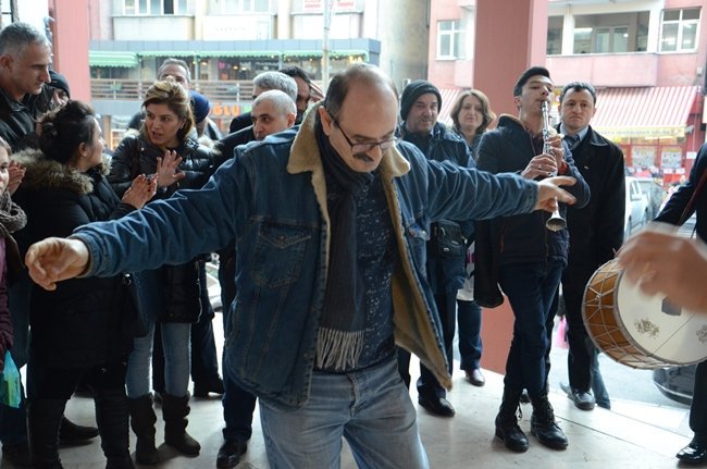 ZONGULDAK BELEDİYESİNDE 30 YILDIR VEZNE DE GÖREVLİ OLAN SELMAN HENDEM ,EMEKLİ OLUŞUNU DAVUL ZURNA İLE KUTLADI. (SERTAÇ ÖZDEMİR/ZONGULDAK-İHA)
