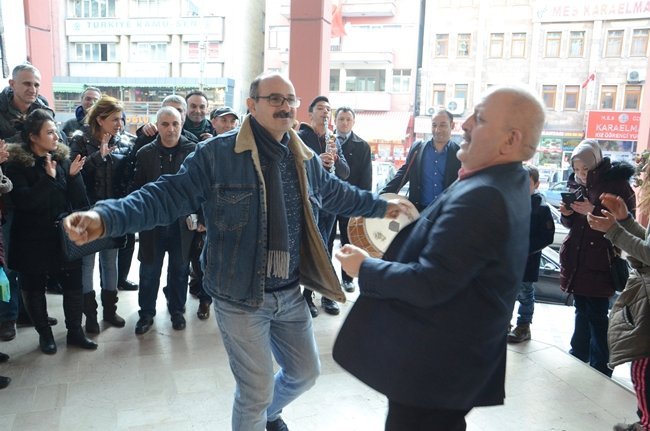 ZONGULDAK BELEDİYESİNDE 30 YILDIR VEZNE DE GÖREVLİ OLAN SELMAN HENDEM, EMEKLİ OLUŞUNU DAVUL ZURNA İLE KUTLADI. (SERTAÇ ÖZDEMİR/ZONGULDAK-İHA)