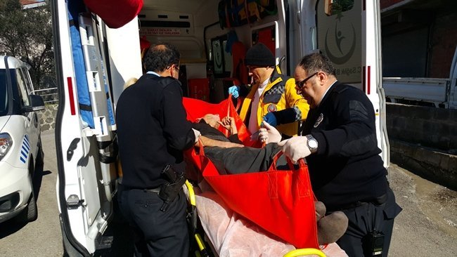 ZONGULDAK’IN EREĞLİ İLÇESİNDE YARGILANDIĞI DAVADA MAHKEMEYE GİTMEDİĞİ İÇİN HAKKINDA YAKALAMA KARARI ÇIKAN KİŞİ, KAPISINA GELEN POLİSİN GÖRÜNCE EVİN CAMLARINI KIRIP KENDİSİNE ZARAR VERDİ. (VEDAT KILIÇ/ZONGULDAK-İHA)