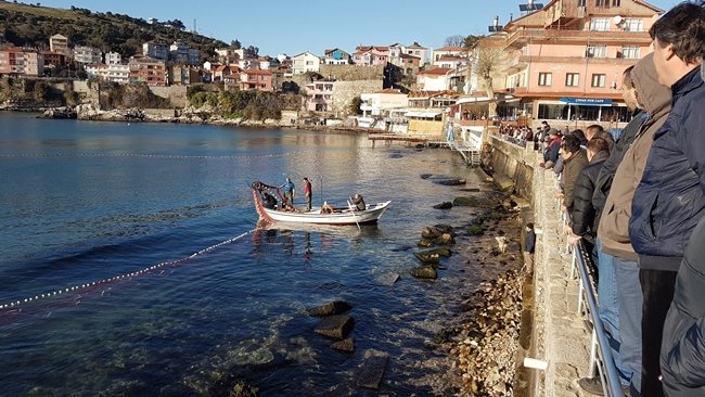 AMASRA'DA KARADENİZ AÇIKLARINDA YUNUSLARIN KOVALADIĞI KEFAL SÜRÜSÜ KÜÇÜK LİMANA SIĞINDI. DURUMU FARK EDEN BALIKÇILAR İSE AĞ İLE SARDIKLARI SÜRÜDEN YAKALADIKLARINI SAHİLDE SATIŞA ÇIKARDI. (HALİL TEKİN/BARTIN-İHA)