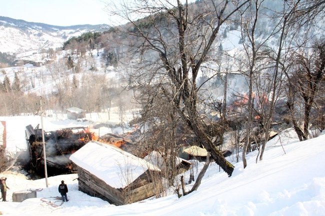 KASTAMONU'NUN BOZKURT İLÇESİNDE ÇIKAN YANGINDA 7 EV KULLANILAMAZ HALE GELDİ. (İBRAHİM ŞAHİN DEMİR/KASTAMONU-İHA)