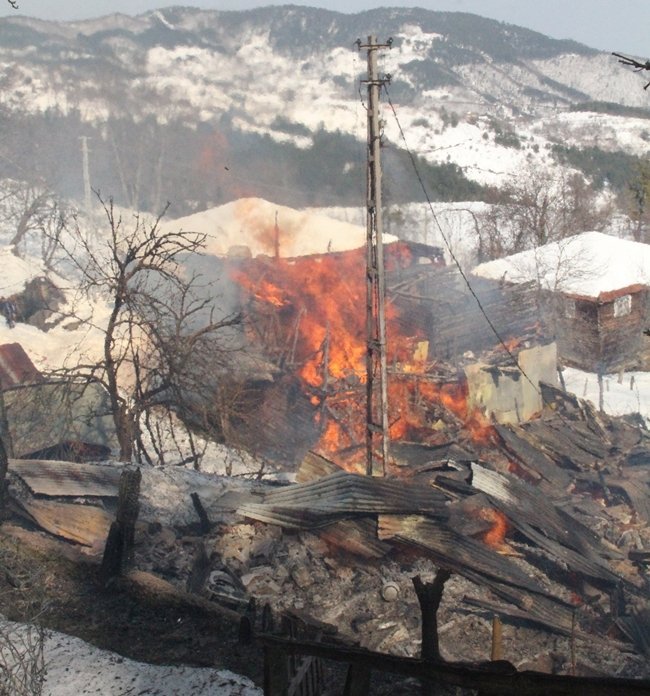 KASTAMONU'NUN BOZKURT İLÇESİNDE ÇIKAN YANGINDA 7 EV KULLANILAMAZ HALE GELDİ. (İBRAHİM ŞAHİN DEMİR/KASTAMONU-İHA)