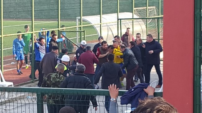 ZONGULDAK’IN ALAPLI İLÇESİNDE DEPLASMANLI SÜPER AMATÖR KÜME’DE ALAPLI BELEDİYESPOR İLE ZONGULDAK BELEDİYESPOR ARASINDA OYNANAN KARŞILAŞMA SONUNDA OLAYLAR ÇIKTI. (VEDAT KILIÇ/ZONGULDAK-İHA)